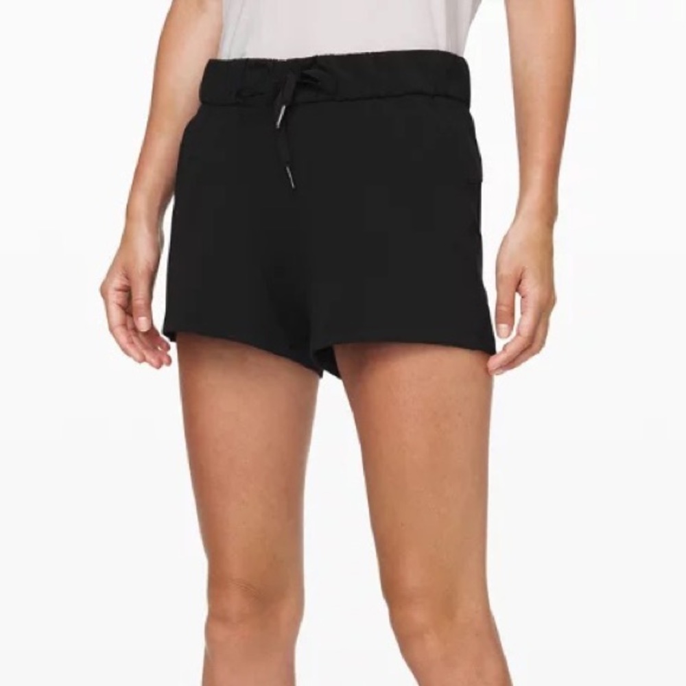 Lululemon On the Fly Mid-Rise Shorts